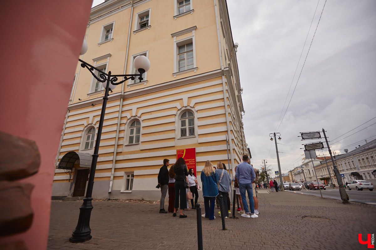 Владимирские рестораторы предложили своим гостям необычный формат гастрономического тура. Прежде чем продегустировать блюда русской кухни, участники отправились на двухчасовую экскурсию по купеческим местам. «Ключ-Медиа» прогулялся вместе с ними.