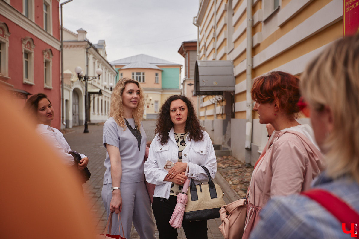 Владимирские рестораторы предложили своим гостям необычный формат гастрономического тура. Прежде чем продегустировать блюда русской кухни, участники отправились на двухчасовую экскурсию по купеческим местам. «Ключ-Медиа» прогулялся вместе с ними.