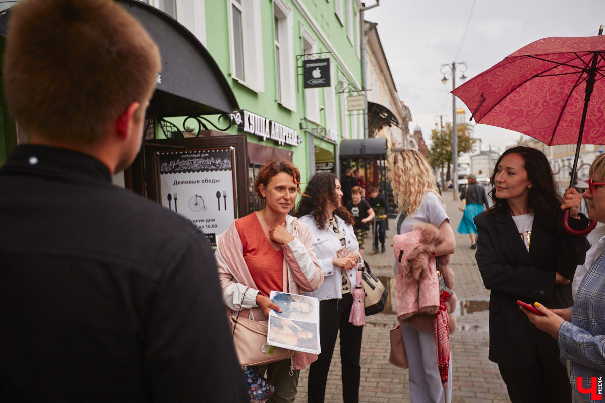 Владимирские рестораторы предложили своим гостям необычный формат гастрономического тура. Прежде чем продегустировать блюда русской кухни, участники отправились на двухчасовую экскурсию по купеческим местам. «Ключ-Медиа» прогулялся вместе с ними.