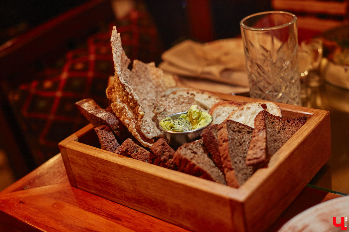 Владимирские рестораторы предложили своим гостям необычный формат гастрономического тура. Прежде чем продегустировать блюда русской кухни, участники отправились на двухчасовую экскурсию по купеческим местам. «Ключ-Медиа» прогулялся вместе с ними.