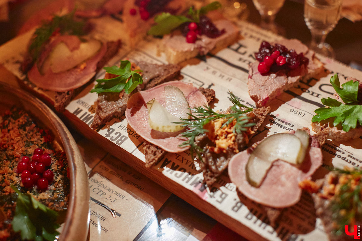 Владимирские рестораторы предложили своим гостям необычный формат гастрономического тура. Прежде чем продегустировать блюда русской кухни, участники отправились на двухчасовую экскурсию по купеческим местам. «Ключ-Медиа» прогулялся вместе с ними.