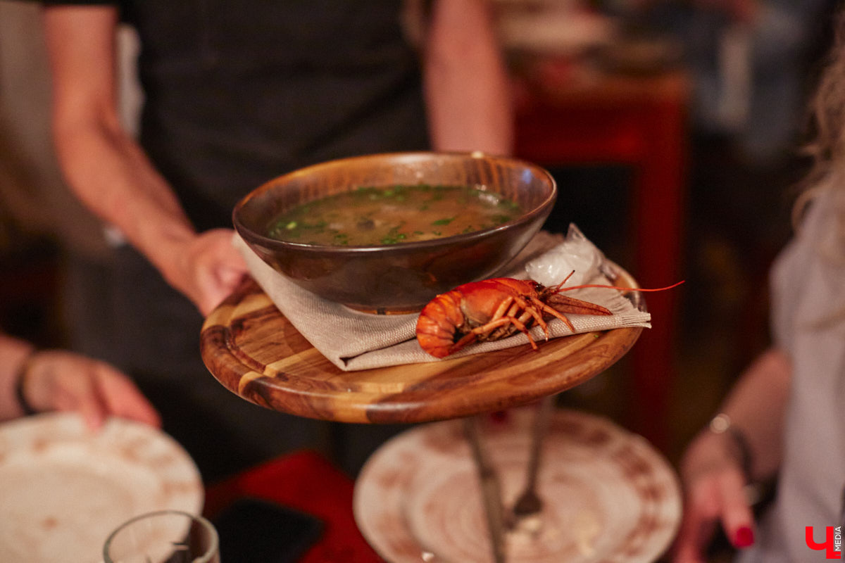 Владимирские рестораторы предложили своим гостям необычный формат гастрономического тура. Прежде чем продегустировать блюда русской кухни, участники отправились на двухчасовую экскурсию по купеческим местам. «Ключ-Медиа» прогулялся вместе с ними.