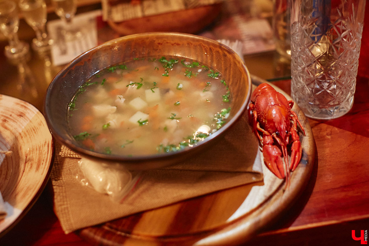 Владимирские рестораторы предложили своим гостям необычный формат гастрономического тура. Прежде чем продегустировать блюда русской кухни, участники отправились на двухчасовую экскурсию по купеческим местам. «Ключ-Медиа» прогулялся вместе с ними.