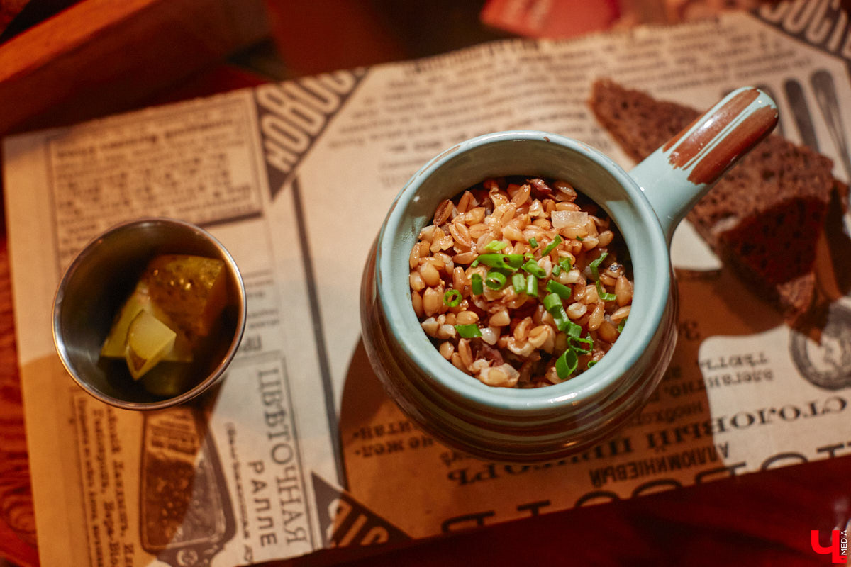 Владимирские рестораторы предложили своим гостям необычный формат гастрономического тура. Прежде чем продегустировать блюда русской кухни, участники отправились на двухчасовую экскурсию по купеческим местам. «Ключ-Медиа» прогулялся вместе с ними.