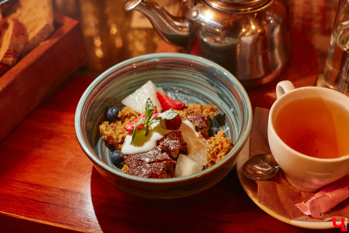 Владимирские рестораторы предложили своим гостям необычный формат гастрономического тура. Прежде чем продегустировать блюда русской кухни, участники отправились на двухчасовую экскурсию по купеческим местам. «Ключ-Медиа» прогулялся вместе с ними.