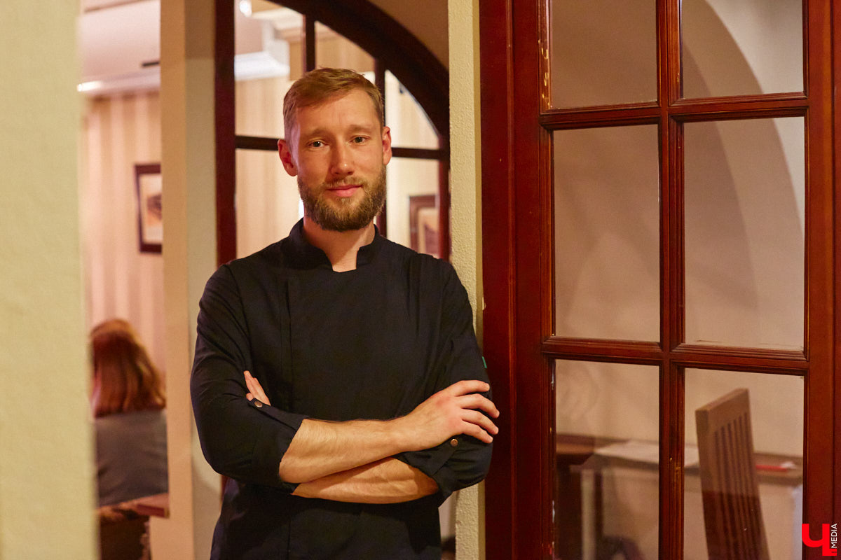 Владимирские рестораторы предложили своим гостям необычный формат гастрономического тура. Прежде чем продегустировать блюда русской кухни, участники отправились на двухчасовую экскурсию по купеческим местам. «Ключ-Медиа» прогулялся вместе с ними.