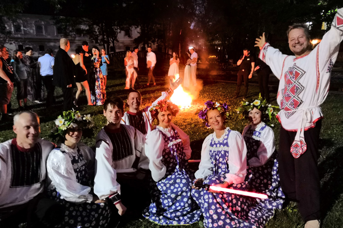 Владимирцы могут по-особенному провести самую магическую ночь этого лета. Праздник Ивана Купалы наполнят загадочными старинными обрядами и поверьями. Ощутить дух народных традиций, дарующих красоту и здоровье, можно будет уже на следующей неделе. В программе: плетение венков, купальские гадания и даже прыжки через костер.