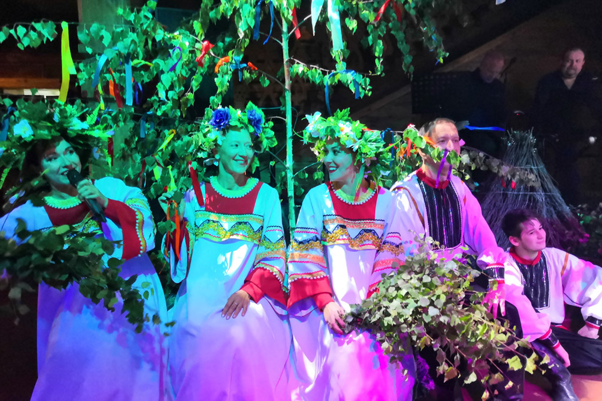 Владимирцы могут по-особенному провести самую магическую ночь этого лета. Праздник Ивана Купалы наполнят загадочными старинными обрядами и поверьями. Ощутить дух народных традиций, дарующих красоту и здоровье, можно будет уже на следующей неделе. В программе: плетение венков, купальские гадания и даже прыжки через костер.