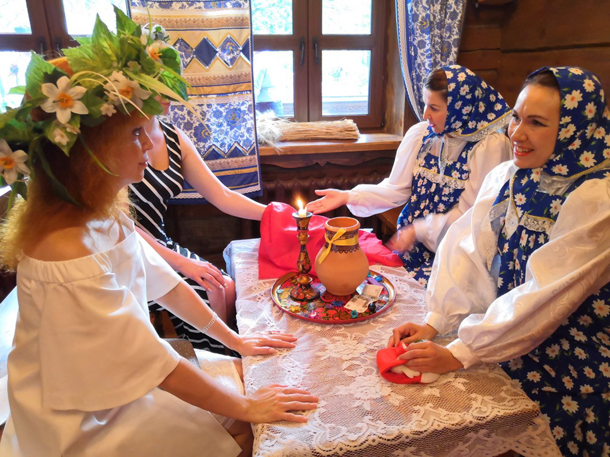 Владимирцы могут по-особенному провести самую магическую ночь этого лета. Праздник Ивана Купалы наполнят загадочными старинными обрядами и поверьями. Ощутить дух народных традиций, дарующих красоту и здоровье, можно будет уже на следующей неделе. В программе: плетение венков, купальские гадания и даже прыжки через костер.