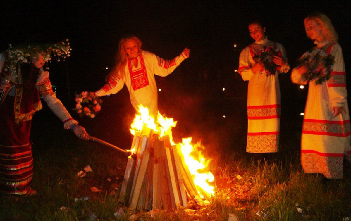 Владимирцы могут по-особенному провести самую магическую ночь этого лета. Праздник Ивана Купалы наполнят загадочными старинными обрядами и поверьями. Ощутить дух народных традиций, дарующих красоту и здоровье, можно будет уже на следующей неделе. В программе: плетение венков, купальские гадания и даже прыжки через костер.