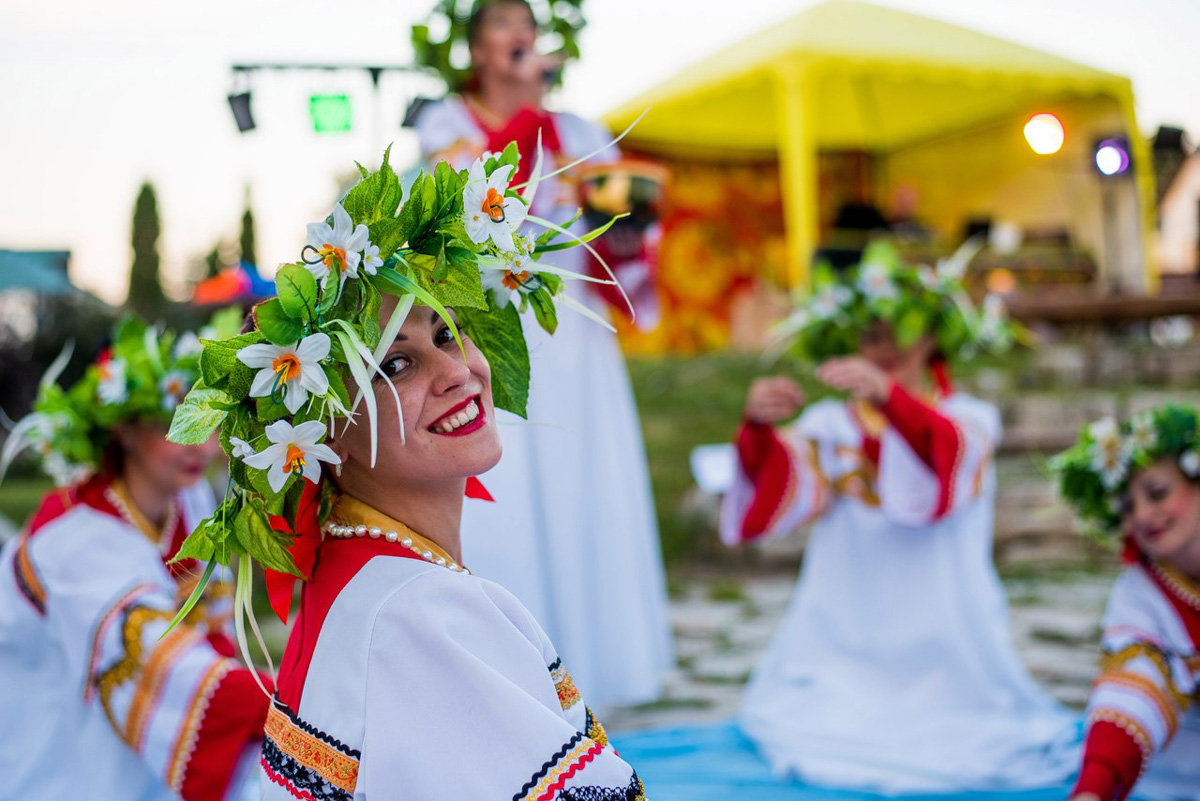 Владимирцы могут по-особенному провести самую магическую ночь этого лета. Праздник Ивана Купалы наполнят загадочными старинными обрядами и поверьями. Ощутить дух народных традиций, дарующих красоту и здоровье, можно будет уже на следующей неделе. В программе: плетение венков, купальские гадания и даже прыжки через костер.