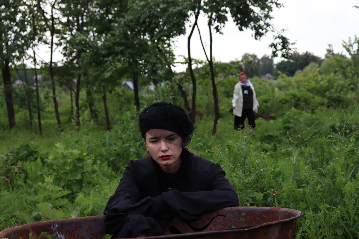 Что будет, если смешать чеховских героев с мотивами сериала «Твин Пикс» и все это подать на сюрреалистическом блюде? Творческий экспириенс! В прошедшие выходные его осуществил «Сельский театр драмы и комедии в Фомихе». Почти сутки на территории суздальского дома артисты плыли по течению мрачного бытия, а зрители вместе с ними переживали душевные перипетии литературных персонажей.