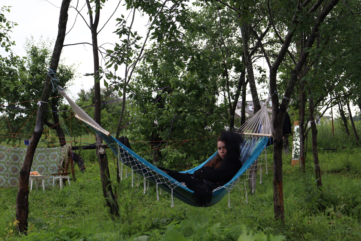 Что будет, если смешать чеховских героев с мотивами сериала «Твин Пикс» и все это подать на сюрреалистическом блюде? Творческий экспириенс! В прошедшие выходные его осуществил «Сельский театр драмы и комедии в Фомихе». Почти сутки на территории суздальского дома артисты плыли по течению мрачного бытия, а зрители вместе с ними переживали душевные перипетии литературных персонажей.