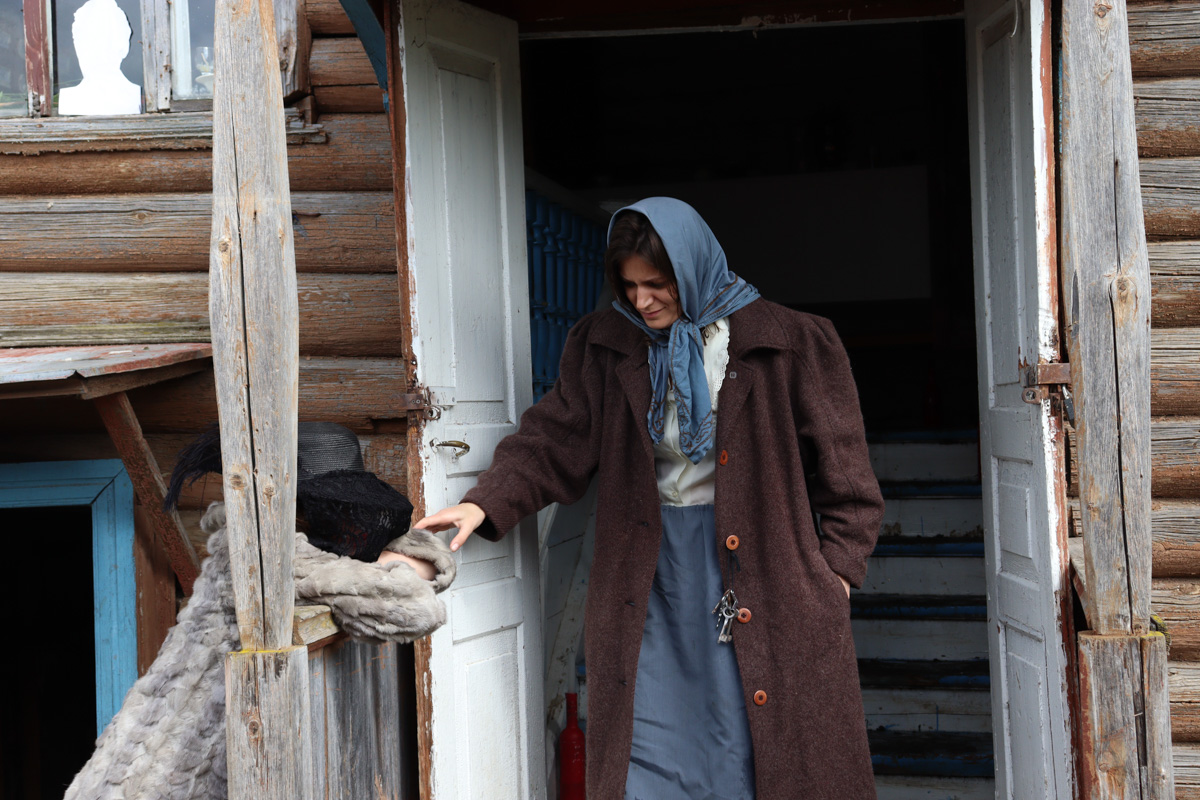 Что будет, если смешать чеховских героев с мотивами сериала «Твин Пикс» и все это подать на сюрреалистическом блюде? Творческий экспириенс! В прошедшие выходные его осуществил «Сельский театр драмы и комедии в Фомихе». Почти сутки на территории суздальского дома артисты плыли по течению мрачного бытия, а зрители вместе с ними переживали душевные перипетии литературных персонажей.