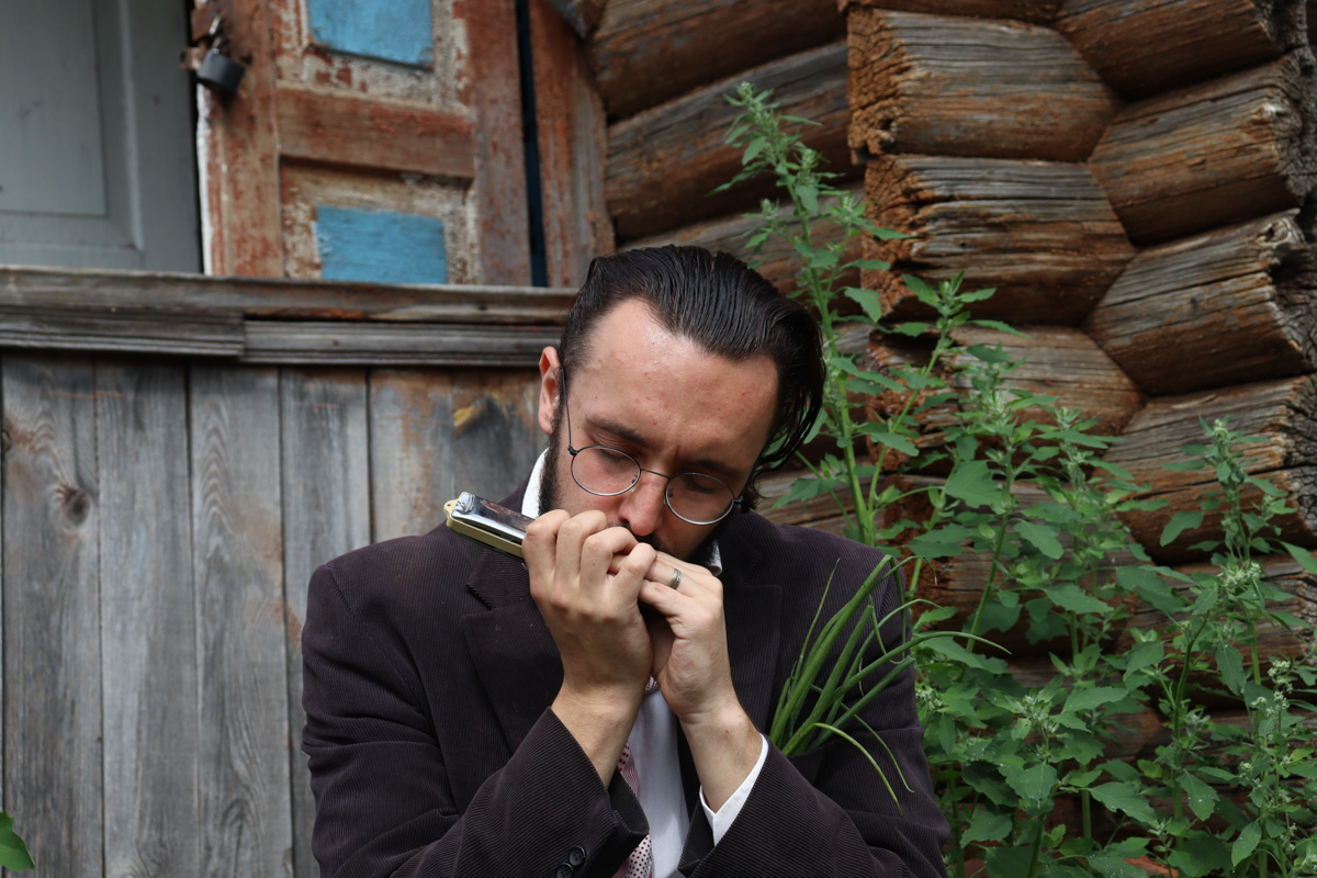 Что будет, если смешать чеховских героев с мотивами сериала «Твин Пикс» и все это подать на сюрреалистическом блюде? Творческий экспириенс! В прошедшие выходные его осуществил «Сельский театр драмы и комедии в Фомихе». Почти сутки на территории суздальского дома артисты плыли по течению мрачного бытия, а зрители вместе с ними переживали душевные перипетии литературных персонажей.