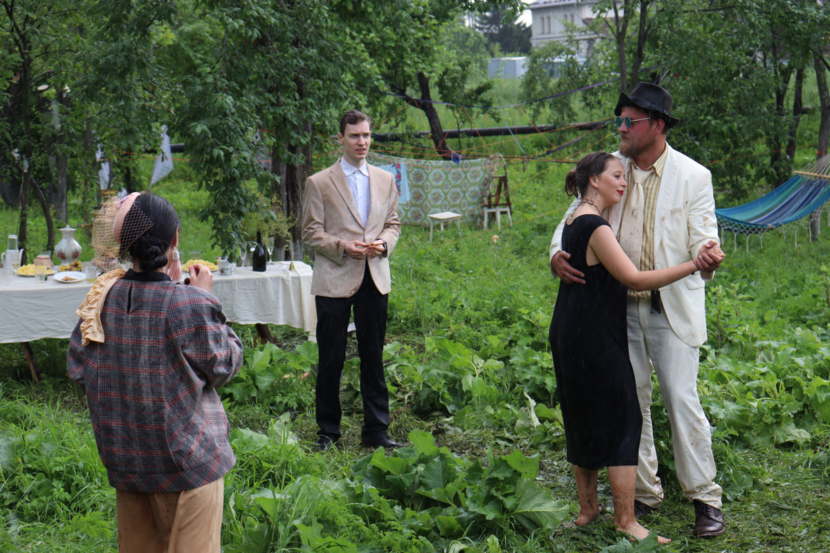 Что будет, если смешать чеховских героев с мотивами сериала «Твин Пикс» и все это подать на сюрреалистическом блюде? Творческий экспириенс! В прошедшие выходные его осуществил «Сельский театр драмы и комедии в Фомихе». Почти сутки на территории суздальского дома артисты плыли по течению мрачного бытия, а зрители вместе с ними переживали душевные перипетии литературных персонажей.