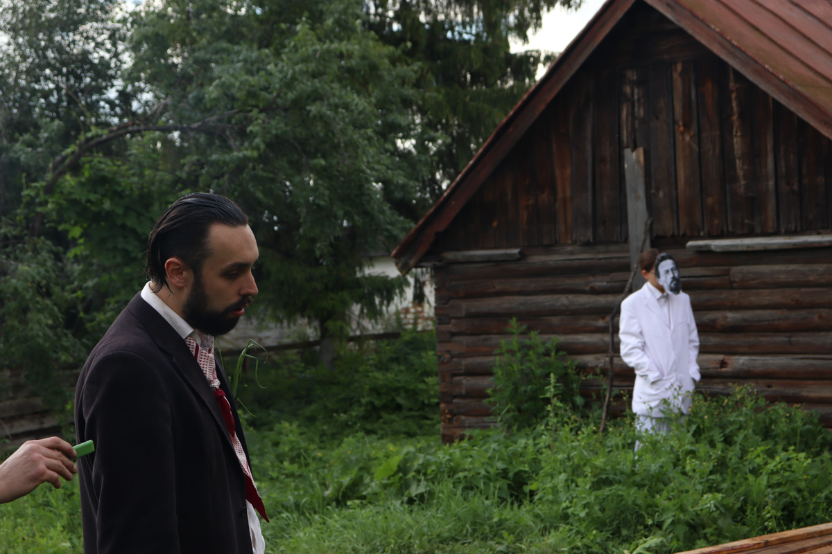 Что будет, если смешать чеховских героев с мотивами сериала «Твин Пикс» и все это подать на сюрреалистическом блюде? Творческий экспириенс! В прошедшие выходные его осуществил «Сельский театр драмы и комедии в Фомихе». Почти сутки на территории суздальского дома артисты плыли по течению мрачного бытия, а зрители вместе с ними переживали душевные перипетии литературных персонажей.