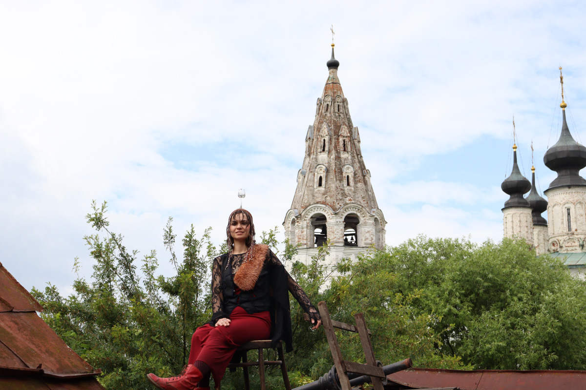 Что будет, если смешать чеховских героев с мотивами сериала «Твин Пикс» и все это подать на сюрреалистическом блюде? Творческий экспириенс! В прошедшие выходные его осуществил «Сельский театр драмы и комедии в Фомихе». Почти сутки на территории суздальского дома артисты плыли по течению мрачного бытия, а зрители вместе с ними переживали душевные перипетии литературных персонажей.