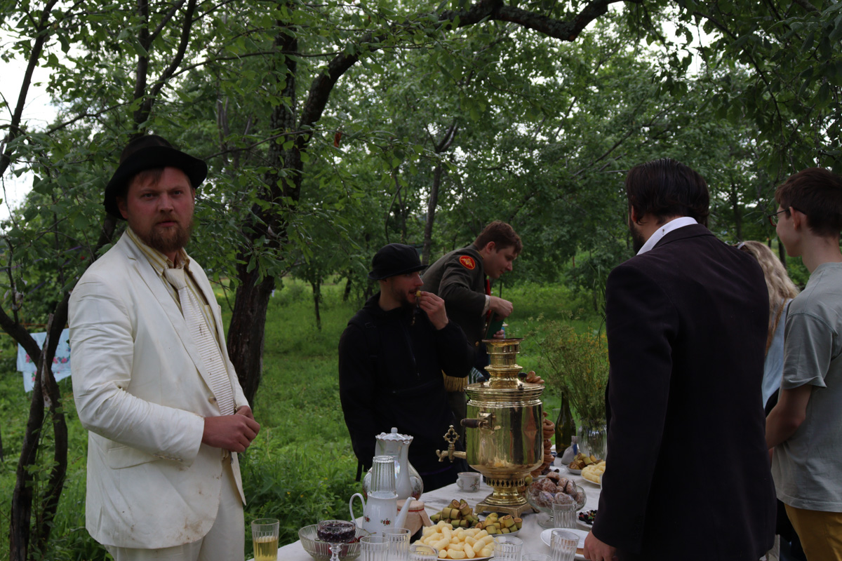 Что будет, если смешать чеховских героев с мотивами сериала «Твин Пикс» и все это подать на сюрреалистическом блюде? Творческий экспириенс! В прошедшие выходные его осуществил «Сельский театр драмы и комедии в Фомихе». Почти сутки на территории суздальского дома артисты плыли по течению мрачного бытия, а зрители вместе с ними переживали душевные перипетии литературных персонажей.