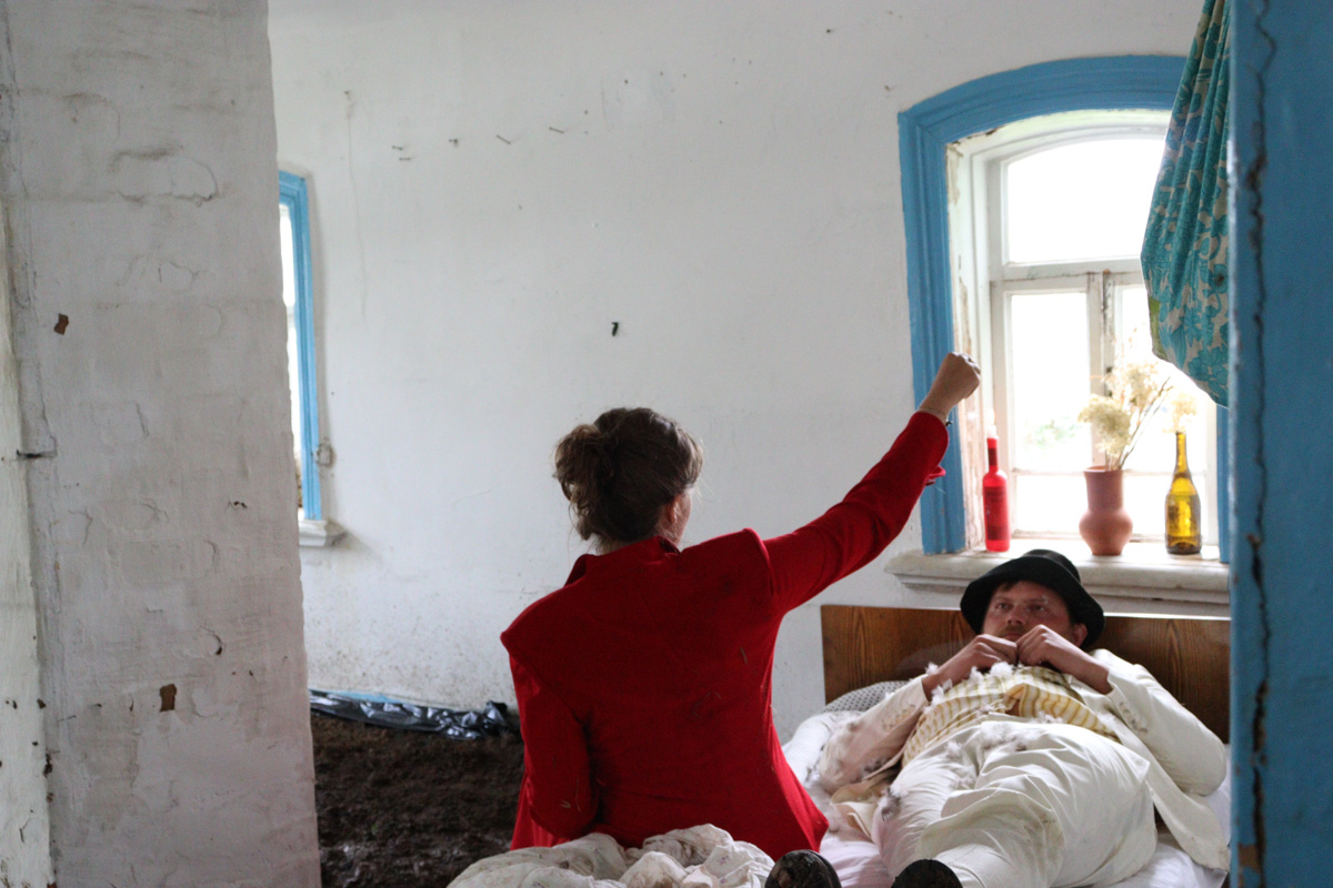 Что будет, если смешать чеховских героев с мотивами сериала «Твин Пикс» и все это подать на сюрреалистическом блюде? Творческий экспириенс! В прошедшие выходные его осуществил «Сельский театр драмы и комедии в Фомихе». Почти сутки на территории суздальского дома артисты плыли по течению мрачного бытия, а зрители вместе с ними переживали душевные перипетии литературных персонажей.