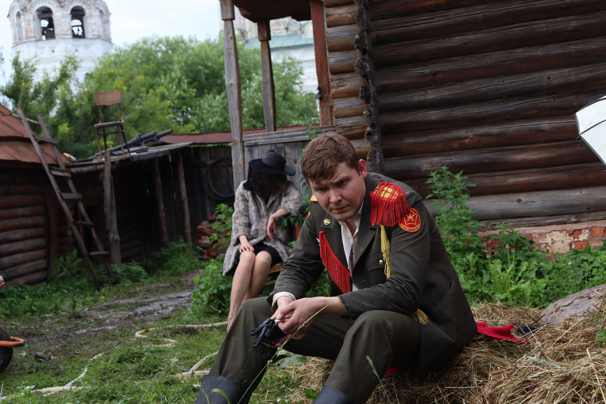 Что будет, если смешать чеховских героев с мотивами сериала «Твин Пикс» и все это подать на сюрреалистическом блюде? Творческий экспириенс! В прошедшие выходные его осуществил «Сельский театр драмы и комедии в Фомихе». Почти сутки на территории суздальского дома артисты плыли по течению мрачного бытия, а зрители вместе с ними переживали душевные перипетии литературных персонажей.