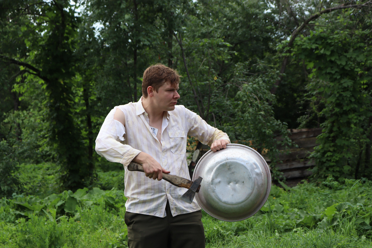 Что будет, если смешать чеховских героев с мотивами сериала «Твин Пикс» и все это подать на сюрреалистическом блюде? Творческий экспириенс! В прошедшие выходные его осуществил «Сельский театр драмы и комедии в Фомихе». Почти сутки на территории суздальского дома артисты плыли по течению мрачного бытия, а зрители вместе с ними переживали душевные перипетии литературных персонажей.