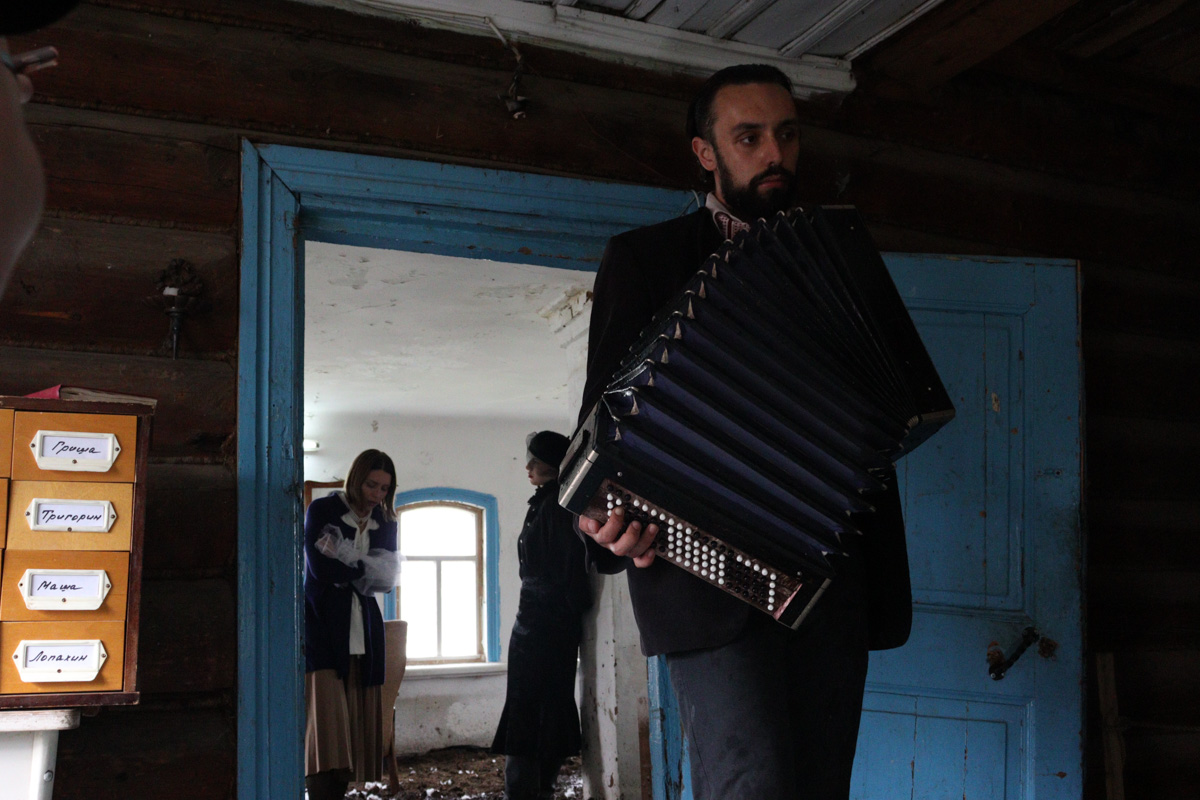 Что будет, если смешать чеховских героев с мотивами сериала «Твин Пикс» и все это подать на сюрреалистическом блюде? Творческий экспириенс! В прошедшие выходные его осуществил «Сельский театр драмы и комедии в Фомихе». Почти сутки на территории суздальского дома артисты плыли по течению мрачного бытия, а зрители вместе с ними переживали душевные перипетии литературных персонажей.