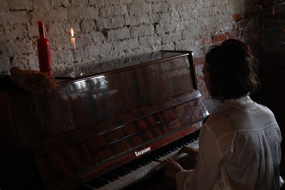 Что будет, если смешать чеховских героев с мотивами сериала «Твин Пикс» и все это подать на сюрреалистическом блюде? Творческий экспириенс! В прошедшие выходные его осуществил «Сельский театр драмы и комедии в Фомихе». Почти сутки на территории суздальского дома артисты плыли по течению мрачного бытия, а зрители вместе с ними переживали душевные перипетии литературных персонажей.