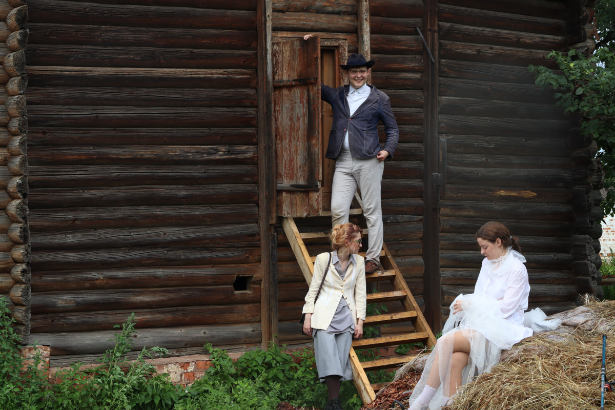 Что будет, если смешать чеховских героев с мотивами сериала «Твин Пикс» и все это подать на сюрреалистическом блюде? Творческий экспириенс! В прошедшие выходные его осуществил «Сельский театр драмы и комедии в Фомихе». Почти сутки на территории суздальского дома артисты плыли по течению мрачного бытия, а зрители вместе с ними переживали душевные перипетии литературных персонажей.