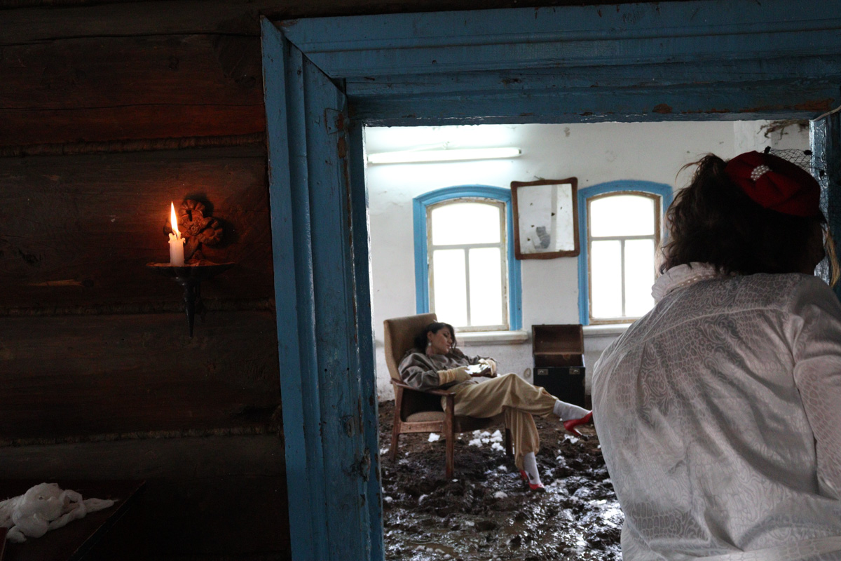 Что будет, если смешать чеховских героев с мотивами сериала «Твин Пикс» и все это подать на сюрреалистическом блюде? Творческий экспириенс! В прошедшие выходные его осуществил «Сельский театр драмы и комедии в Фомихе». Почти сутки на территории суздальского дома артисты плыли по течению мрачного бытия, а зрители вместе с ними переживали душевные перипетии литературных персонажей.