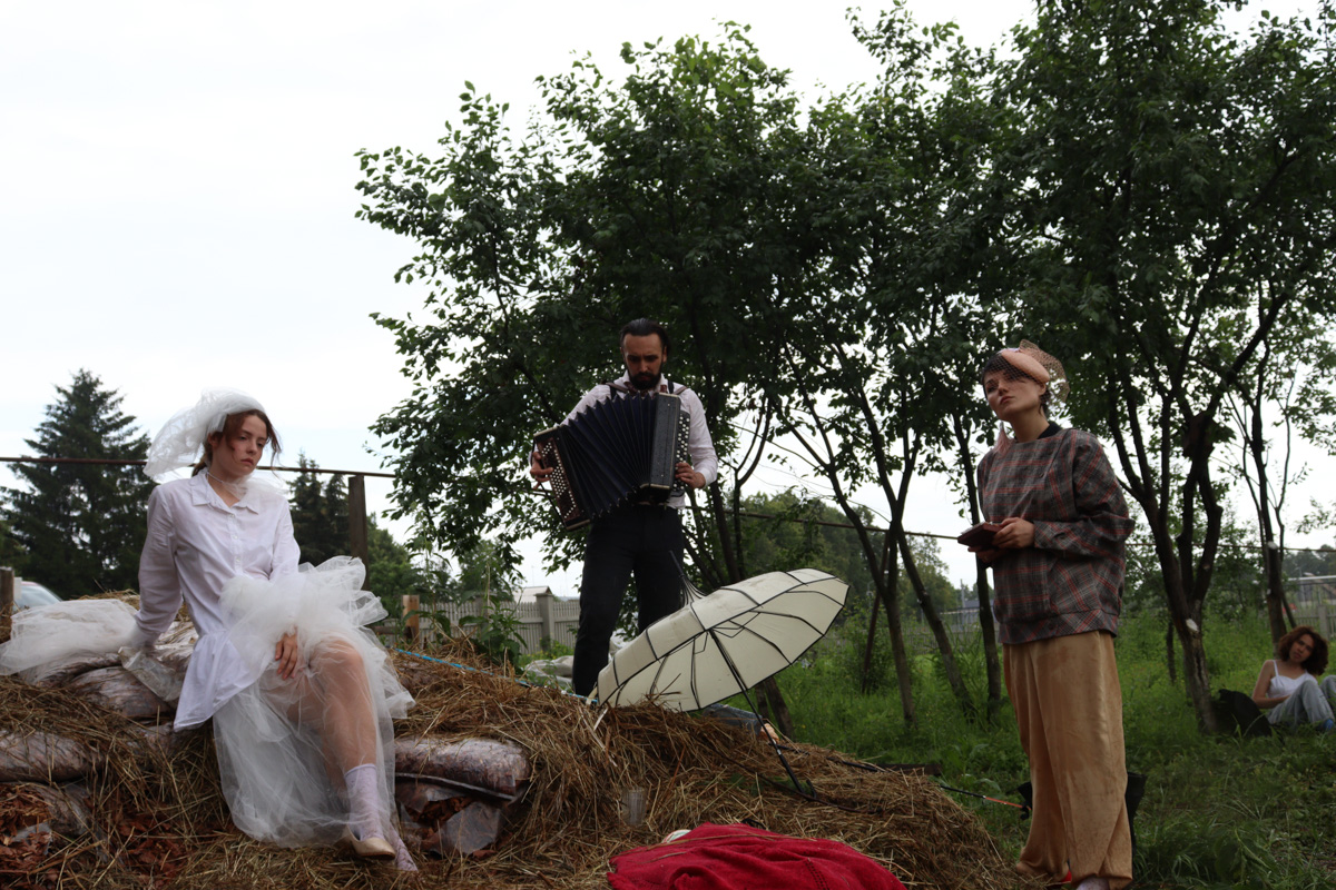 Что будет, если смешать чеховских героев с мотивами сериала «Твин Пикс» и все это подать на сюрреалистическом блюде? Творческий экспириенс! В прошедшие выходные его осуществил «Сельский театр драмы и комедии в Фомихе». Почти сутки на территории суздальского дома артисты плыли по течению мрачного бытия, а зрители вместе с ними переживали душевные перипетии литературных персонажей.