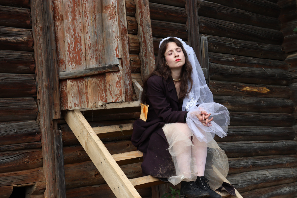 Что будет, если смешать чеховских героев с мотивами сериала «Твин Пикс» и все это подать на сюрреалистическом блюде? Творческий экспириенс! В прошедшие выходные его осуществил «Сельский театр драмы и комедии в Фомихе». Почти сутки на территории суздальского дома артисты плыли по течению мрачного бытия, а зрители вместе с ними переживали душевные перипетии литературных персонажей.