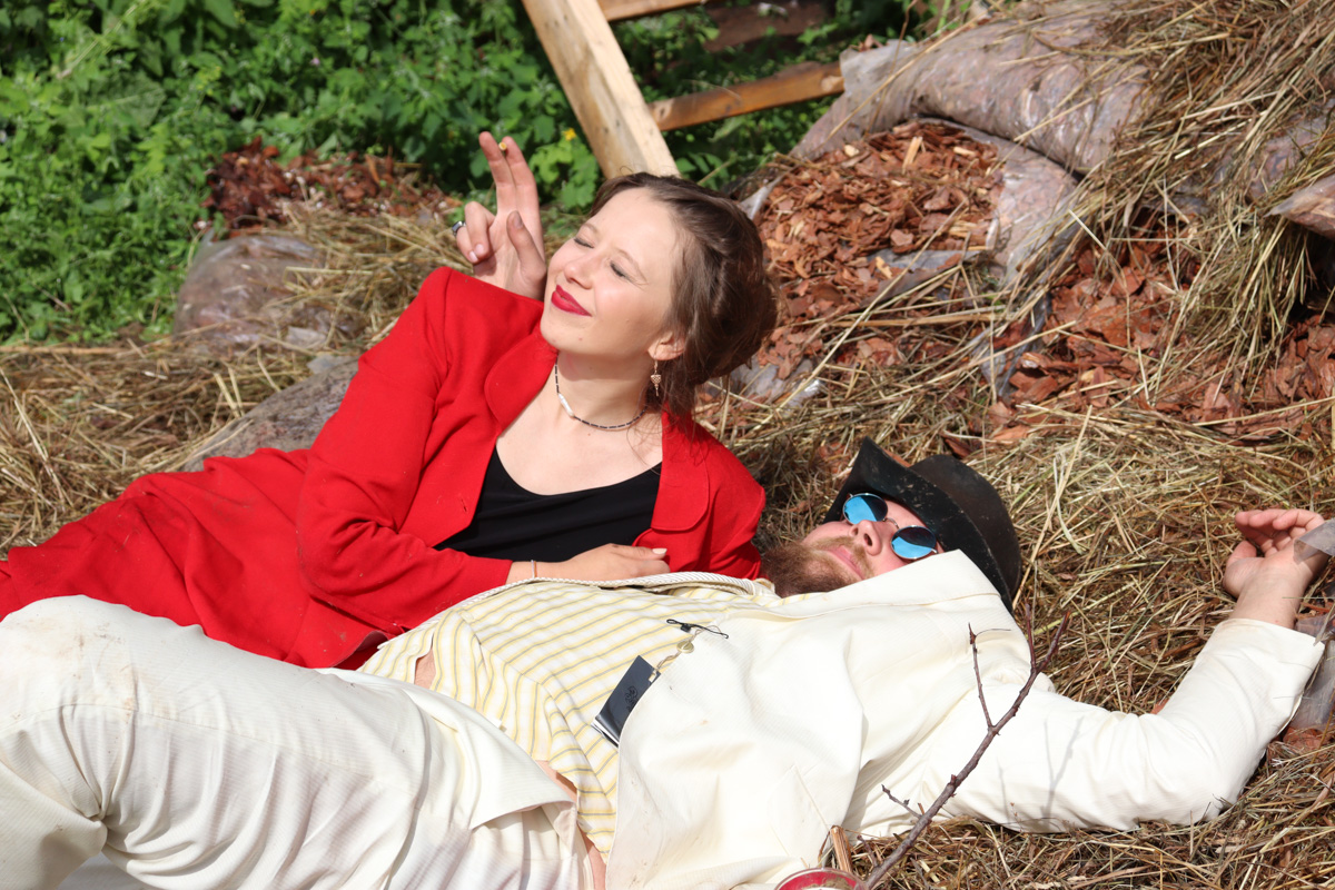 Что будет, если смешать чеховских героев с мотивами сериала «Твин Пикс» и все это подать на сюрреалистическом блюде? Творческий экспириенс! В прошедшие выходные его осуществил «Сельский театр драмы и комедии в Фомихе». Почти сутки на территории суздальского дома артисты плыли по течению мрачного бытия, а зрители вместе с ними переживали душевные перипетии литературных персонажей.