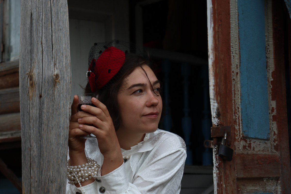 Что будет, если смешать чеховских героев с мотивами сериала «Твин Пикс» и все это подать на сюрреалистическом блюде? Творческий экспириенс! В прошедшие выходные его осуществил «Сельский театр драмы и комедии в Фомихе». Почти сутки на территории суздальского дома артисты плыли по течению мрачного бытия, а зрители вместе с ними переживали душевные перипетии литературных персонажей.