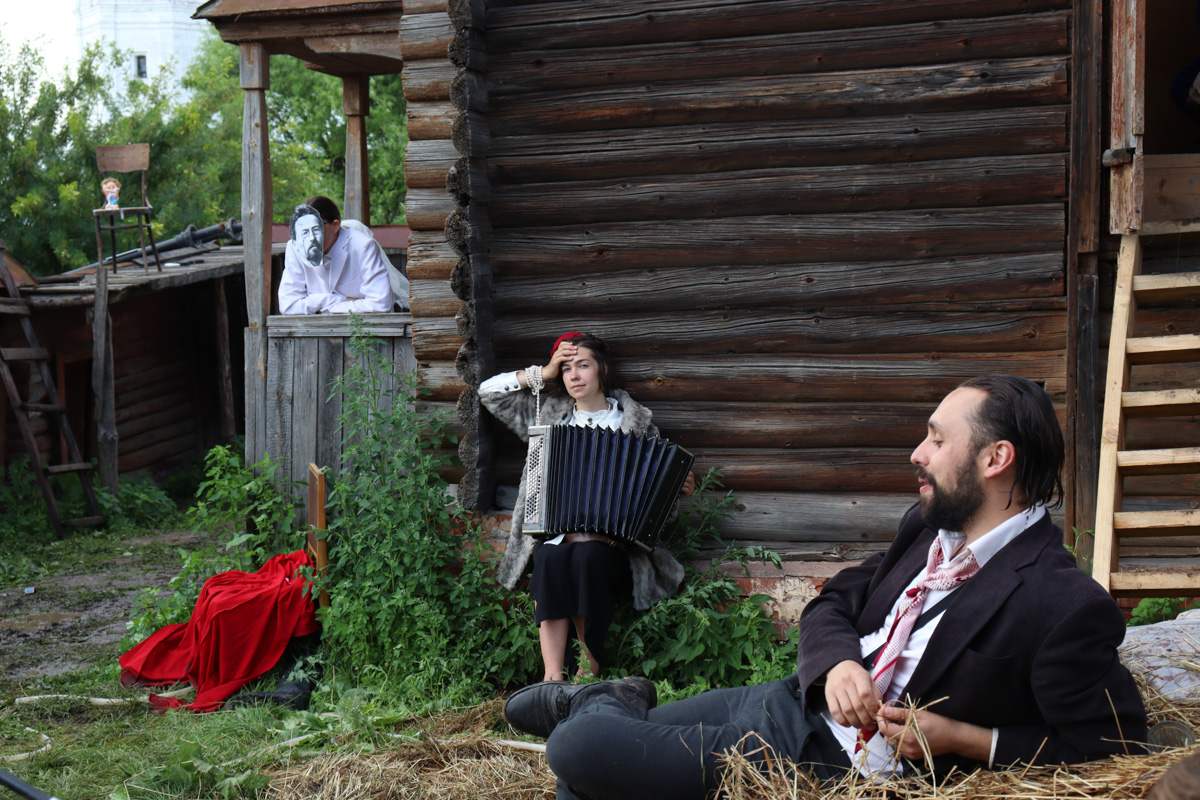 Что будет, если смешать чеховских героев с мотивами сериала «Твин Пикс» и все это подать на сюрреалистическом блюде? Творческий экспириенс! В прошедшие выходные его осуществил «Сельский театр драмы и комедии в Фомихе». Почти сутки на территории суздальского дома артисты плыли по течению мрачного бытия, а зрители вместе с ними переживали душевные перипетии литературных персонажей.