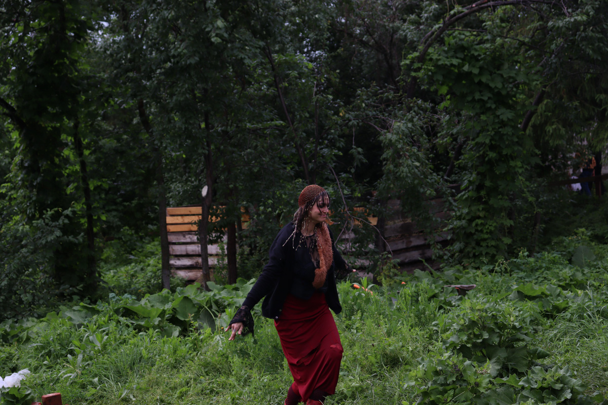 Что будет, если смешать чеховских героев с мотивами сериала «Твин Пикс» и все это подать на сюрреалистическом блюде? Творческий экспириенс! В прошедшие выходные его осуществил «Сельский театр драмы и комедии в Фомихе». Почти сутки на территории суздальского дома артисты плыли по течению мрачного бытия, а зрители вместе с ними переживали душевные перипетии литературных персонажей.