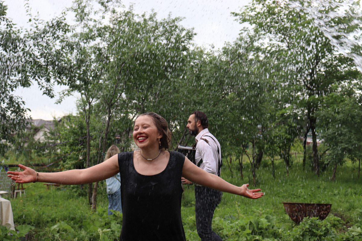 Что будет, если смешать чеховских героев с мотивами сериала «Твин Пикс» и все это подать на сюрреалистическом блюде? Творческий экспириенс! В прошедшие выходные его осуществил «Сельский театр драмы и комедии в Фомихе». Почти сутки на территории суздальского дома артисты плыли по течению мрачного бытия, а зрители вместе с ними переживали душевные перипетии литературных персонажей.