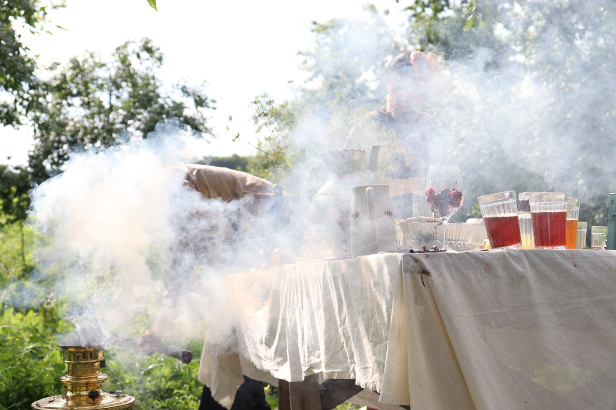 Что будет, если смешать чеховских героев с мотивами сериала «Твин Пикс» и все это подать на сюрреалистическом блюде? Творческий экспириенс! В прошедшие выходные его осуществил «Сельский театр драмы и комедии в Фомихе». Почти сутки на территории суздальского дома артисты плыли по течению мрачного бытия, а зрители вместе с ними переживали душевные перипетии литературных персонажей.