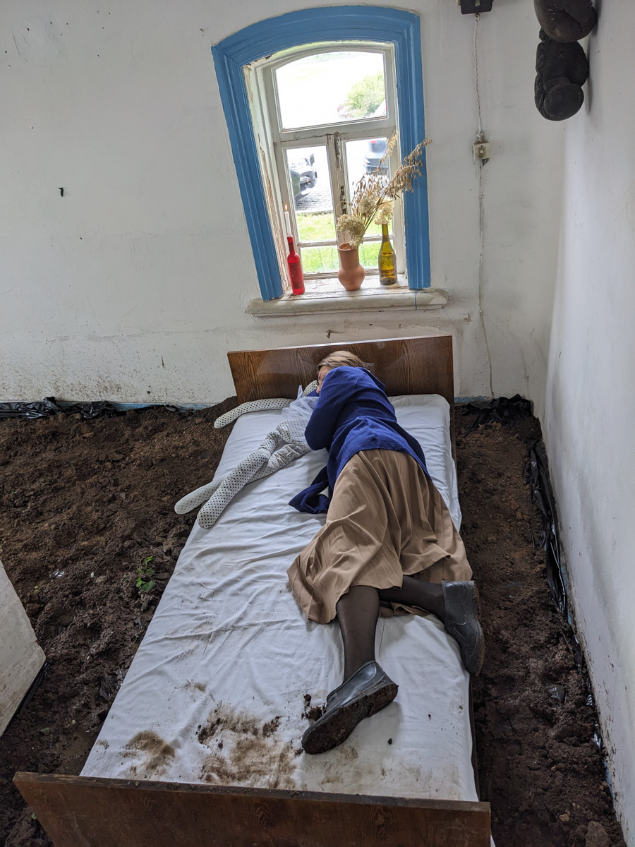 Что будет, если смешать чеховских героев с мотивами сериала «Твин Пикс» и все это подать на сюрреалистическом блюде? Творческий экспириенс! В прошедшие выходные его осуществил «Сельский театр драмы и комедии в Фомихе». Почти сутки на территории суздальского дома артисты плыли по течению мрачного бытия, а зрители вместе с ними переживали душевные перипетии литературных персонажей.