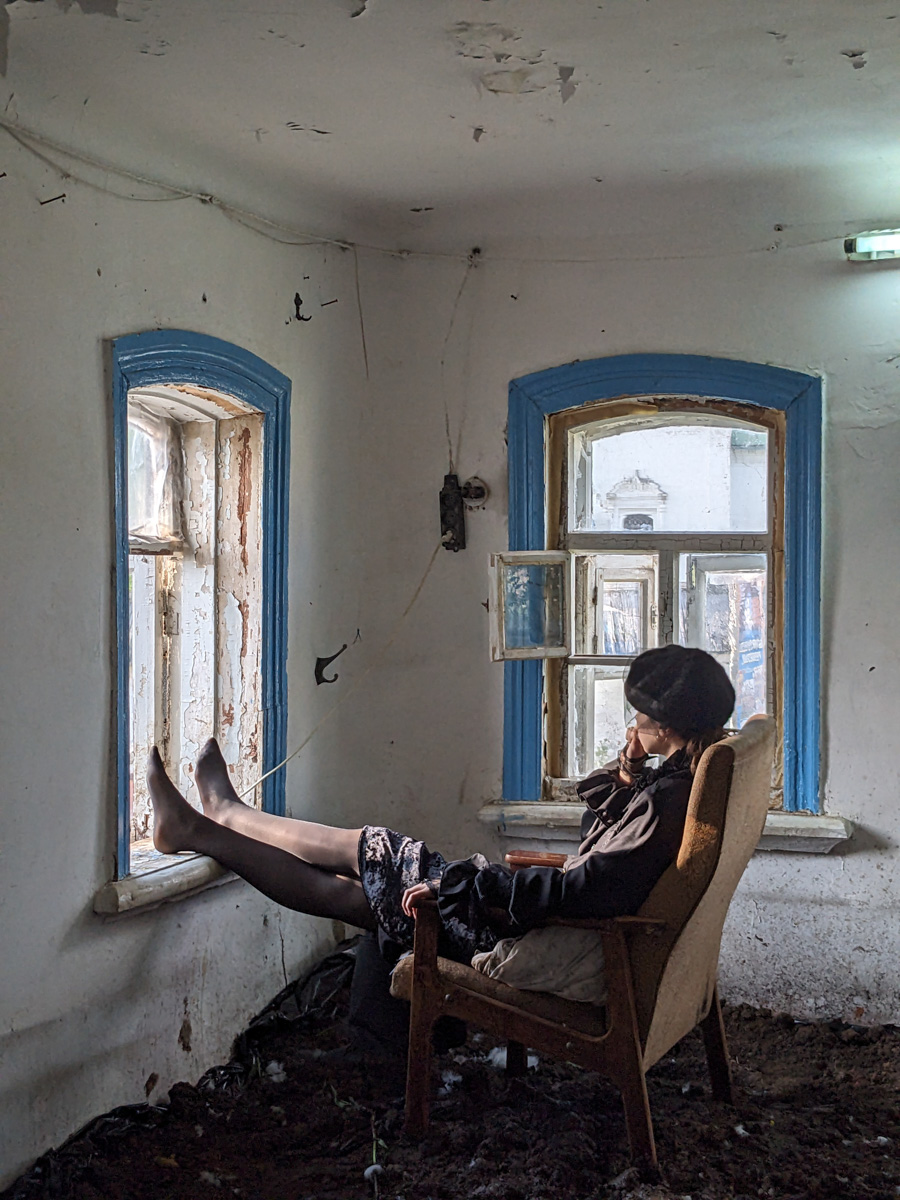 Что будет, если смешать чеховских героев с мотивами сериала «Твин Пикс» и все это подать на сюрреалистическом блюде? Творческий экспириенс! В прошедшие выходные его осуществил «Сельский театр драмы и комедии в Фомихе». Почти сутки на территории суздальского дома артисты плыли по течению мрачного бытия, а зрители вместе с ними переживали душевные перипетии литературных персонажей.