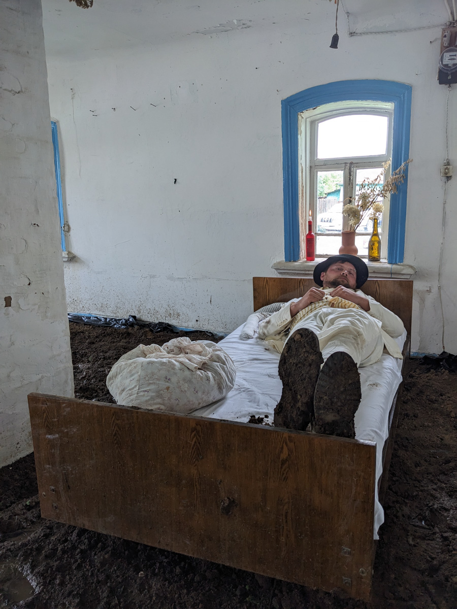 Что будет, если смешать чеховских героев с мотивами сериала «Твин Пикс» и все это подать на сюрреалистическом блюде? Творческий экспириенс! В прошедшие выходные его осуществил «Сельский театр драмы и комедии в Фомихе». Почти сутки на территории суздальского дома артисты плыли по течению мрачного бытия, а зрители вместе с ними переживали душевные перипетии литературных персонажей.