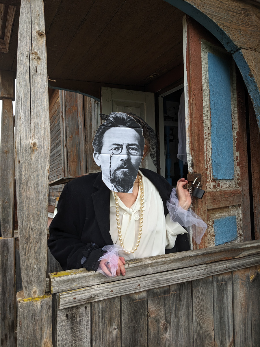 Что будет, если смешать чеховских героев с мотивами сериала «Твин Пикс» и все это подать на сюрреалистическом блюде? Творческий экспириенс! В прошедшие выходные его осуществил «Сельский театр драмы и комедии в Фомихе». Почти сутки на территории суздальского дома артисты плыли по течению мрачного бытия, а зрители вместе с ними переживали душевные перипетии литературных персонажей.