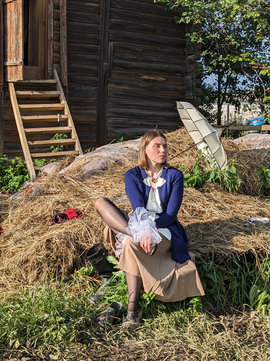 Что будет, если смешать чеховских героев с мотивами сериала «Твин Пикс» и все это подать на сюрреалистическом блюде? Творческий экспириенс! В прошедшие выходные его осуществил «Сельский театр драмы и комедии в Фомихе». Почти сутки на территории суздальского дома артисты плыли по течению мрачного бытия, а зрители вместе с ними переживали душевные перипетии литературных персонажей.