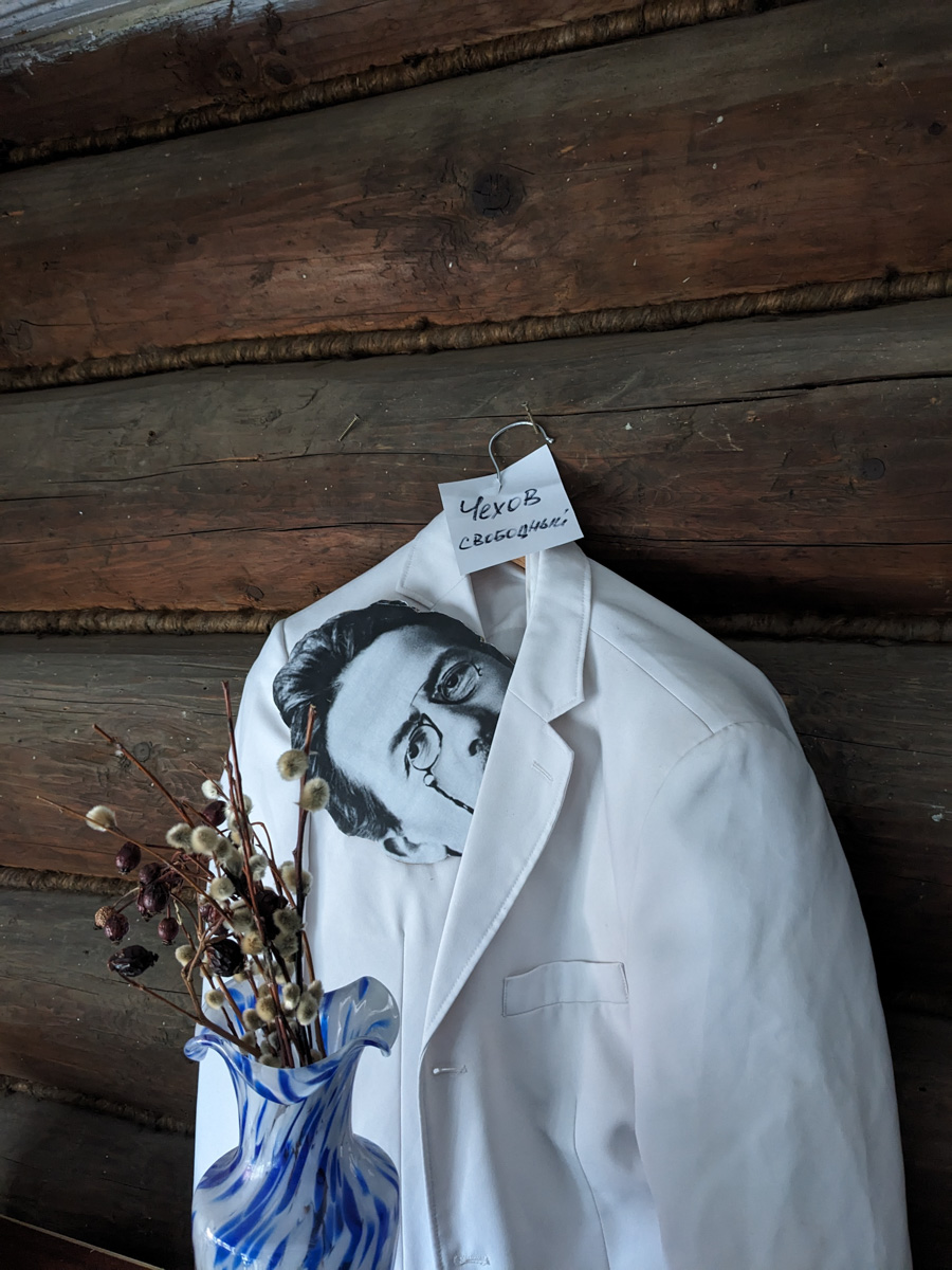 Что будет, если смешать чеховских героев с мотивами сериала «Твин Пикс» и все это подать на сюрреалистическом блюде? Творческий экспириенс! В прошедшие выходные его осуществил «Сельский театр драмы и комедии в Фомихе». Почти сутки на территории суздальского дома артисты плыли по течению мрачного бытия, а зрители вместе с ними переживали душевные перипетии литературных персонажей.