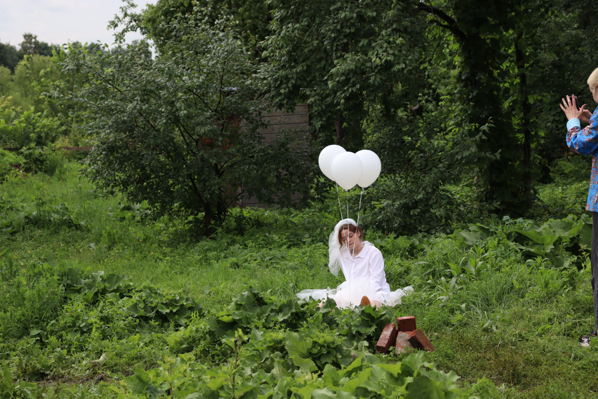 Что будет, если смешать чеховских героев с мотивами сериала «Твин Пикс» и все это подать на сюрреалистическом блюде? Творческий экспириенс! В прошедшие выходные его осуществил «Сельский театр драмы и комедии в Фомихе». Почти сутки на территории суздальского дома артисты плыли по течению мрачного бытия, а зрители вместе с ними переживали душевные перипетии литературных персонажей.