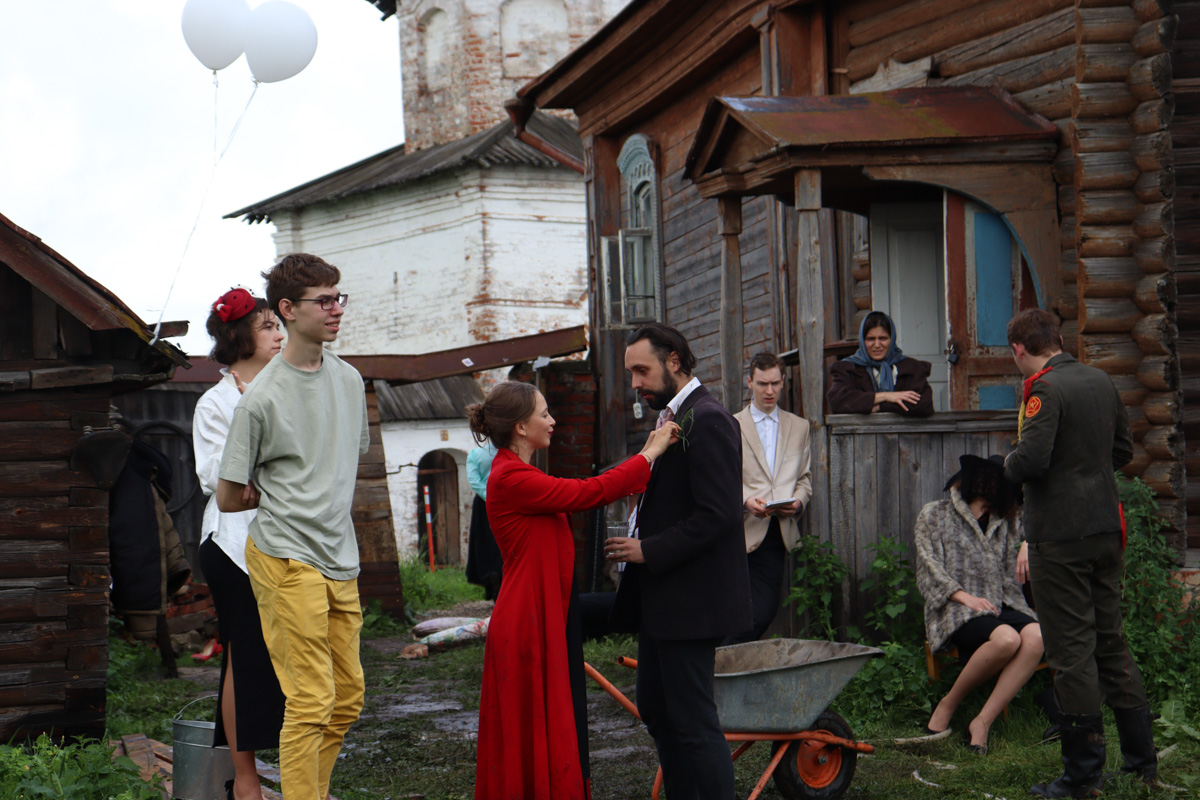 Что будет, если смешать чеховских героев с мотивами сериала «Твин Пикс» и все это подать на сюрреалистическом блюде? Творческий экспириенс! В прошедшие выходные его осуществил «Сельский театр драмы и комедии в Фомихе». Почти сутки на территории суздальского дома артисты плыли по течению мрачного бытия, а зрители вместе с ними переживали душевные перипетии литературных персонажей.