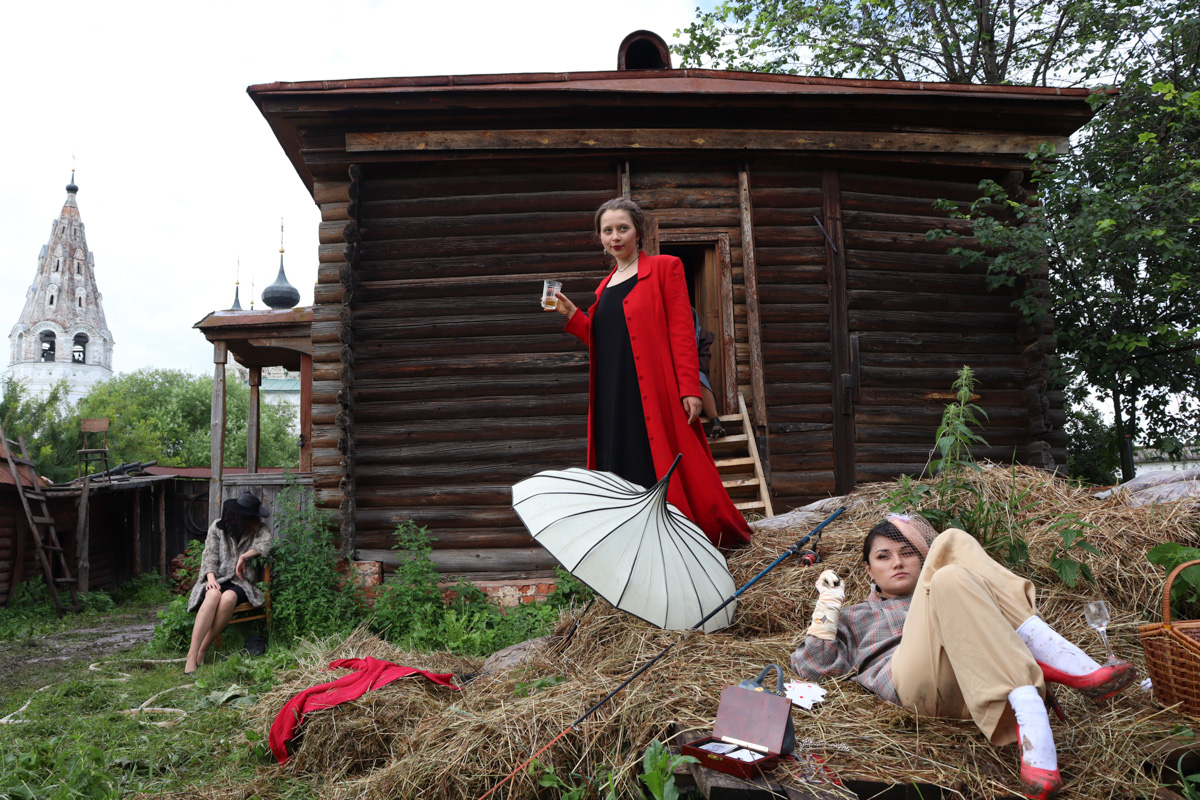 Что будет, если смешать чеховских героев с мотивами сериала «Твин Пикс» и все это подать на сюрреалистическом блюде? Творческий экспириенс! В прошедшие выходные его осуществил «Сельский театр драмы и комедии в Фомихе». Почти сутки на территории суздальского дома артисты плыли по течению мрачного бытия, а зрители вместе с ними переживали душевные перипетии литературных персонажей.