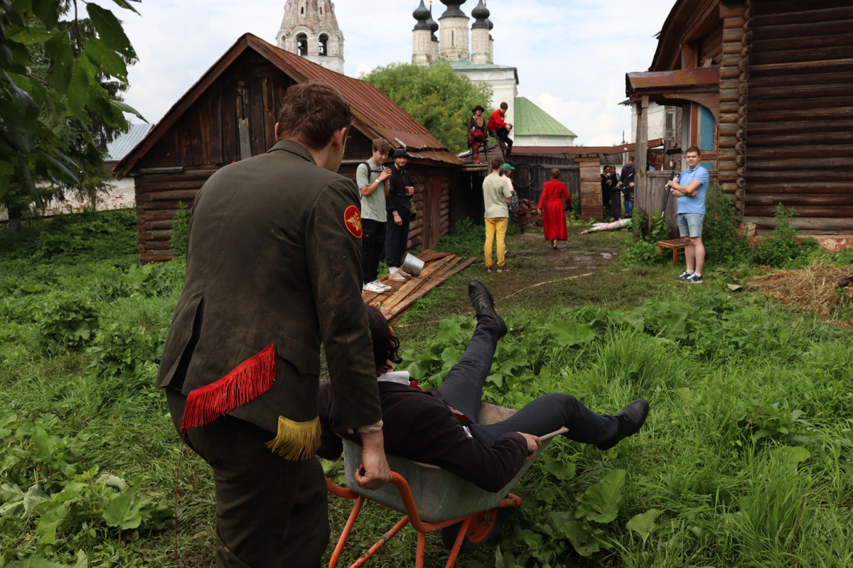 Что будет, если смешать чеховских героев с мотивами сериала «Твин Пикс» и все это подать на сюрреалистическом блюде? Творческий экспириенс! В прошедшие выходные его осуществил «Сельский театр драмы и комедии в Фомихе». Почти сутки на территории суздальского дома артисты плыли по течению мрачного бытия, а зрители вместе с ними переживали душевные перипетии литературных персонажей.