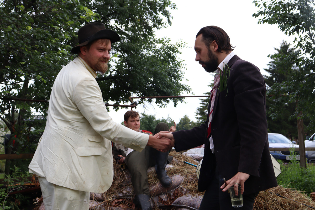 Что будет, если смешать чеховских героев с мотивами сериала «Твин Пикс» и все это подать на сюрреалистическом блюде? Творческий экспириенс! В прошедшие выходные его осуществил «Сельский театр драмы и комедии в Фомихе». Почти сутки на территории суздальского дома артисты плыли по течению мрачного бытия, а зрители вместе с ними переживали душевные перипетии литературных персонажей.