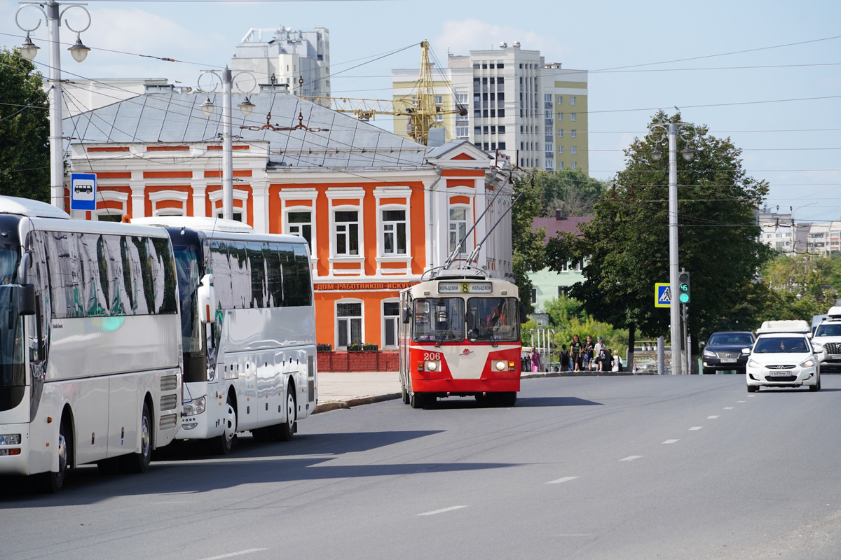 Если вам не хватает впечатлений, то мы подскажем, где их искать. Уже на этой неделе по областному центру начнет курсировать электрическая ретромашина с экскурсионной программой «Владимир из окна троллейбуса». А совершить путешествие до Мурома предлагается по Оке на речном судне с подводными крыльями. Самые интересные новости в нашем дорожном обзоре.